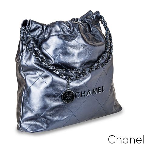 chanel logo can move and lapped be lock at handbag